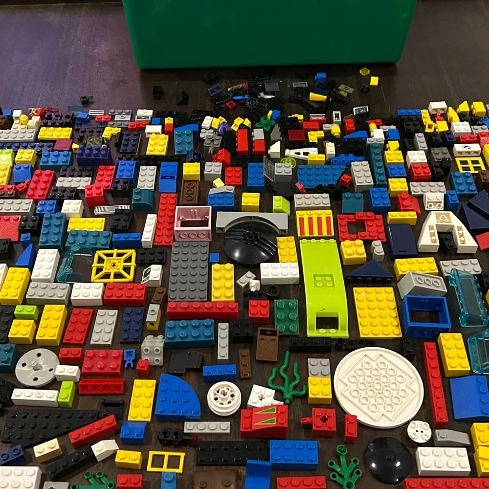 LEGO Bundle , Lots and Lots of LEGO Building Blocks (over 925 pieces)